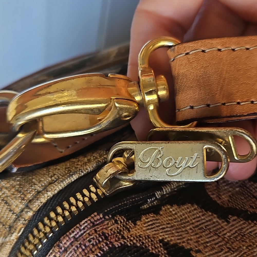 Boyt Vintage Tapestry Travel Bag With Adjustable Strap - Picture 5 of 6